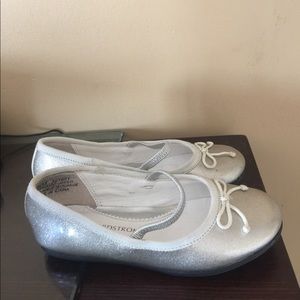 Girls Nordstrom Silver flats - size 8 1/2